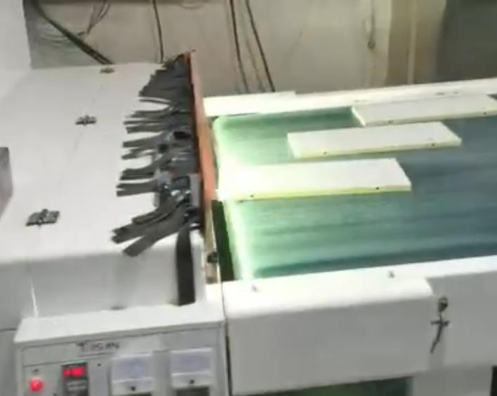 泰上機械三胺衛(wèi)浴激光白底生產(chǎn)線